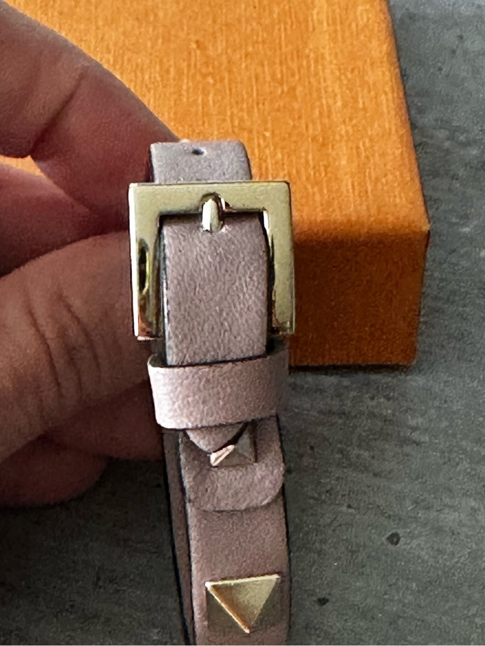 Valentino Garavani rockstud bracelet in Poudre in gold tone studded - Picture 7 of 11